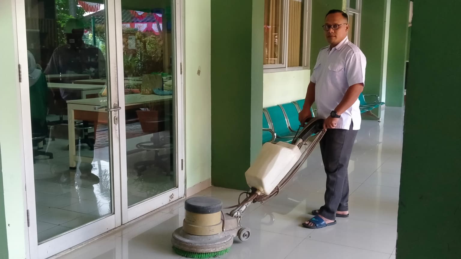 Tim profesional Selina Poles Lantai sedang melakukan poles dan restorasi lantai marmer dengan mesin diamond polishing modern