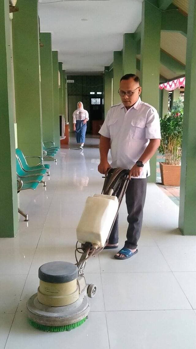 Suasana pengerjaan poles lantai oleh Selina Poles Lantai — hasil akhir kilap sempurna untuk lantai marmer, granit, dan teraso