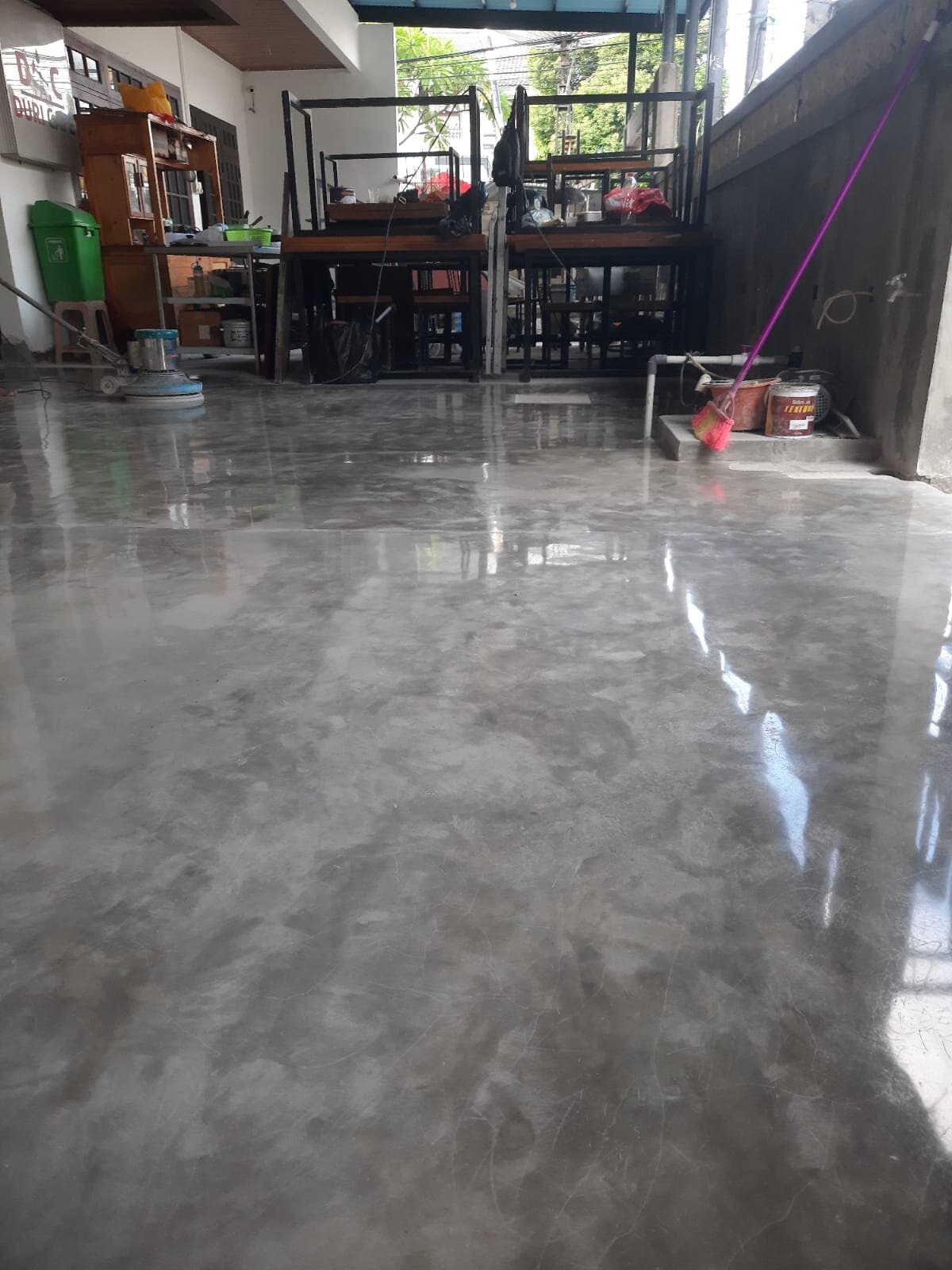 Proses poles teraso klasik — grinding merata, filling lubang retak, dan polishing hingga kilau alami kembali oleh Selina Poles Lantai