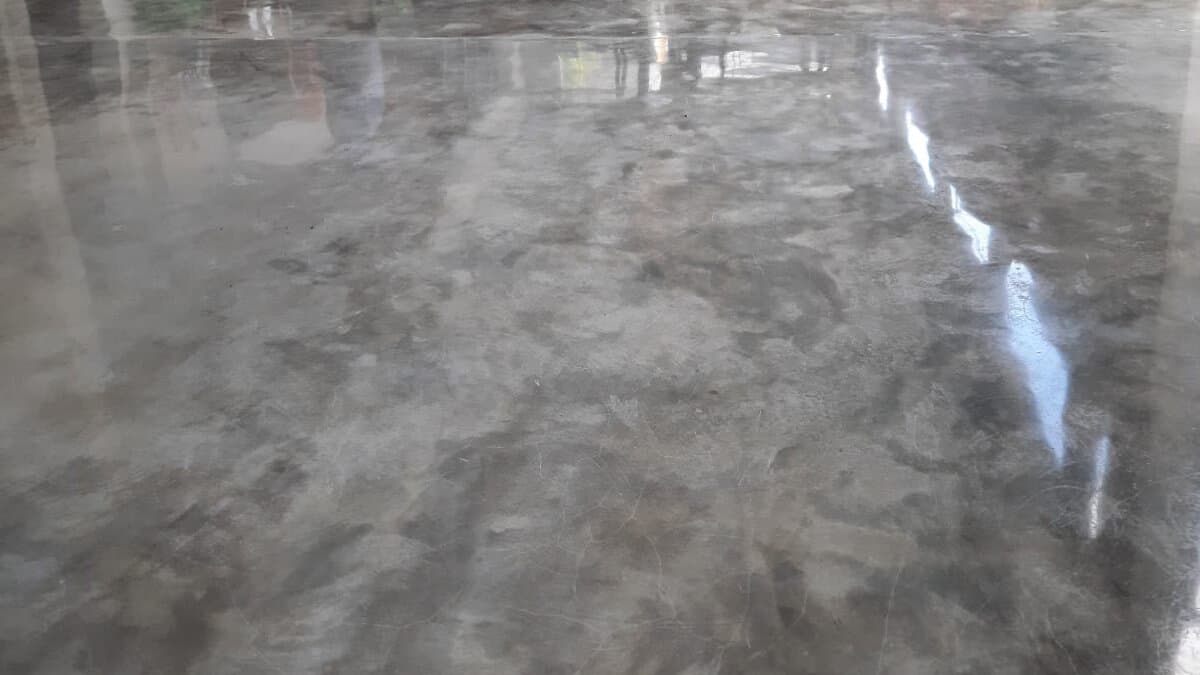 Hasil perataan acian semen yang sudah rata halus dan siap dilapisi cat setelah proses grinding