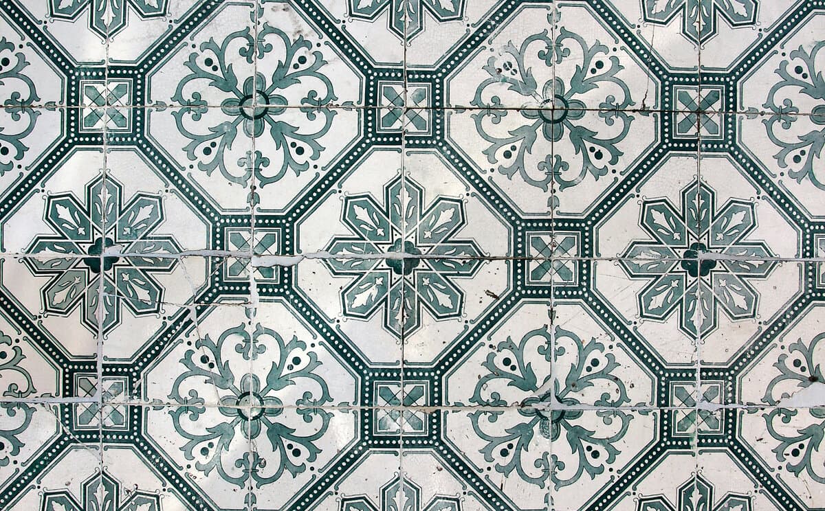 Lantai tegel vintage setelah restorasi, warna asli kembali muncul setelah puluhan tahun pemakaian
